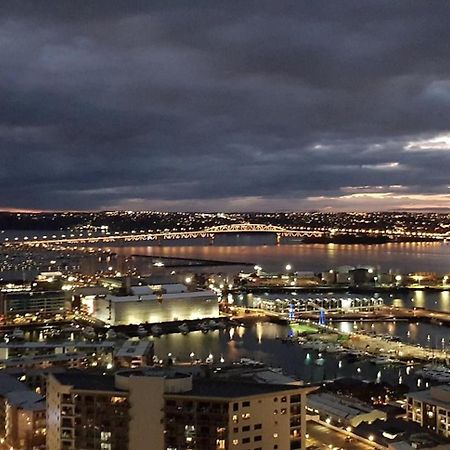 Magnificent Harbour View Skytower View Apartment In Cbd Окленд Екстер'єр фото